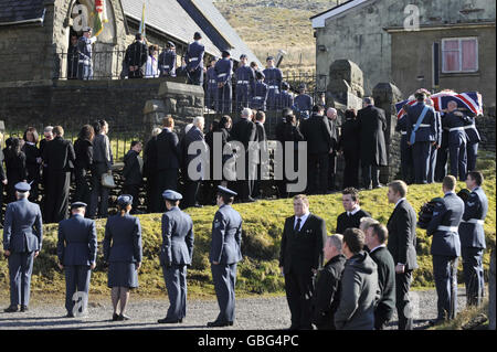 RAF-Mitarbeiter tragen den fahnendrapierten Sarg von Katie-Jo Davies, 14, bei ihrem Begräbnis in der St. Barnabas Church, High Street, Gilfach Goch in Südwales. Stockfoto