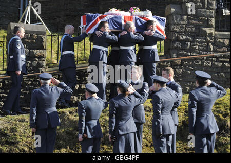 RAF-Mitarbeiter tragen den fahnendrapierten Sarg von Katie-Jo Davies, 14, bei ihrem Begräbnis in der St. Barnabas Church, High Street, Gilfach Goch in Südwales. Stockfoto