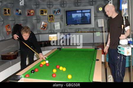 Von links nach rechts: Roger Daltrey von The Who spielt mit David Oakley, 19, aus Hertfordshire, einem Krebspatienten mit Wirbelsäulensarkom, während eines Besuchs in der Teenage Cancer Trust Unit am University College Hospital im Zentrum von London. Stockfoto