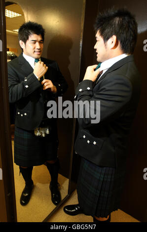 Japanischer Judo-Champion, der in Großbritannien studiert. Der japanische Judo-Star Kosei Inoue bei einem Kilt-Anbau im Kinloch Anderson-Shop in Edinburgh, Schottland. Stockfoto