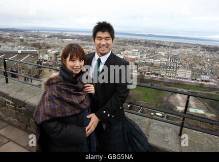 Der japanische Judo-Star Kosei Inoue und seine Frau Aki Higashihara bei einem Besuch im Edinburgh Castle, Schottland. Stockfoto