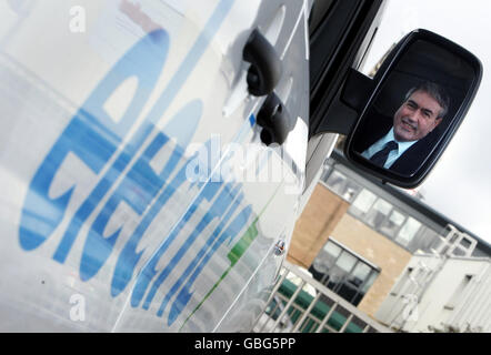 Von links nach rechts. Der schottische Labour-Führer Iain Gray spiegelt sich im Flügelspiegel eines Elektroautos der schottischen Firma Allied Vehicles in Dundee wider. Stockfoto