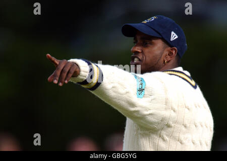 Cricket - Cheltenham & Gloucester Trophy - Dritte Runde - Chester / Hampshire. Dimitri Mascarenhas, Hampshire Stockfoto