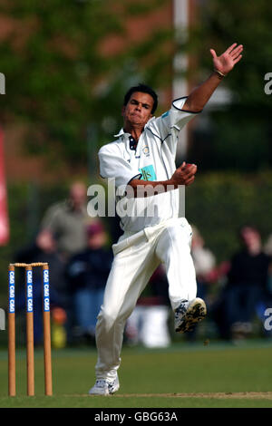 Cricket - Cheltenham & Gloucester Trophy - Dritte Runde - Chester / Hampshire. Lawrence Prittipaul, Hampshire Stockfoto