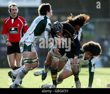 Wasps' John Hart wird vom Londoner Iren Declan Danaher, Seilala Mapusua und Elvis Seveali'i während des Guinness Premiership-Spiels im Adams Park, High Wycombe, angegangen. Stockfoto