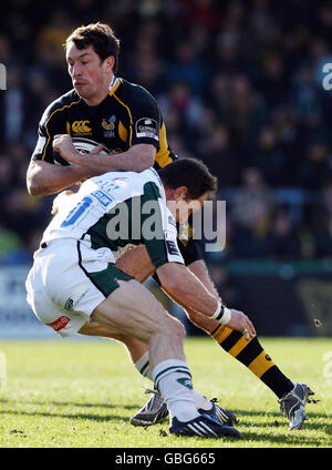 Wasps' Tom Voyce wird vom Londoner Iren Mike Curt während des Guinness Premiership Spiels in Adams Park, High Wycombe, angegangen. Stockfoto