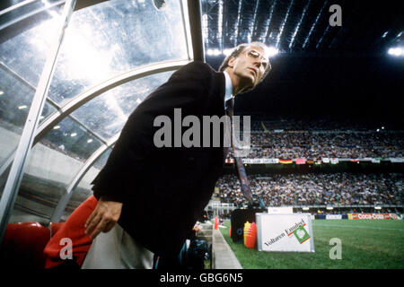 Westdeutschland-Coach Franz Beckenbauer lehnt sich aus dem Dugout Um die Punktzahl zu überprüfen Stockfoto
