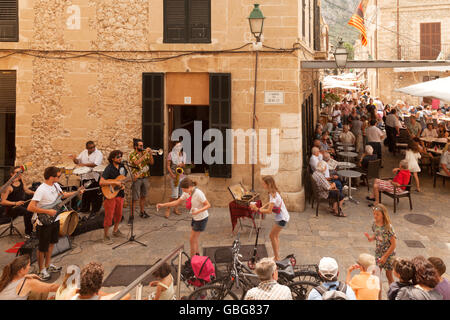 Straßenmusikanten in der Altstadt, Pollenca, Mallorca (Mallorca), Balearen-Spanien-Europa (siehe auch Bild GBG83P) Stockfoto