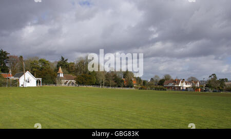 Eine allgemeine Ansicht des Dorfes Linkenholt in der Nähe von Andover, Hampshire, vom Cricket-Feld aus. Das ganze Dorf soll nächste Woche für bis zu 25 Millionen in den Verkauf gehen, wie es heute herauskam. Stockfoto