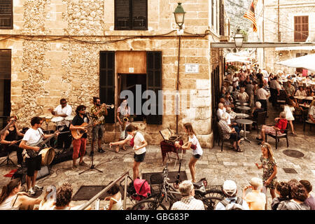 Menschen in der Altstadt von Pollensa (Pollenca) im Zentrum, Norden Mallorca (Mallorca), Balearen, S [Schmerz Europa (siehe auch GBG837) Stockfoto