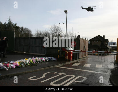 Blumen und Karten wurden vor der Massereene Army Base in Antrim in Nordirland zurückgelassen, nachdem am Wochenende zwei Soldaten außerhalb der Basis erschossen wurden. Stockfoto