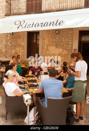 Kellnerin, die Auftragsannahme von Kunden draußen sitzen in einem Restaurant, Pollensa, Mallorca (Mallorca)-Balearen-Spanien Stockfoto