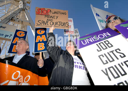 Eine Demonstration gegen Nottingham Stadtrat Haushaltskürzungen in der Old Market Square, Nottingham, die von Samantha Morton angesprochen wurde. Stockfoto