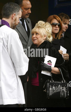 Barbara Windsor verlässt die St Marylebone Parish Church, Marylebone Road im Zentrum von London, nach der Beerdigung von Wendy Richard, an der auch Patsy Palmer teilnahm (2. Rechts). Stockfoto