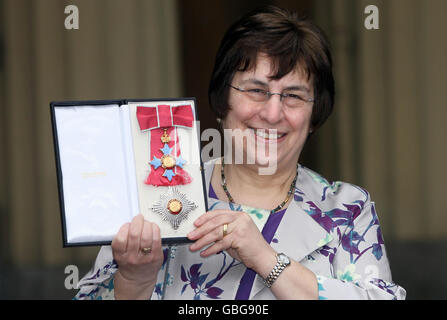 Jenny Abramsky, Vorsitzende des Heritage Lottery Fund und ehemalige Direktorin für BBC Audio und Musik, im Buckingham Palace, nachdem sie zur Dame gemacht wurde. Stockfoto