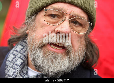 Der Schauspieler Ricky Tomlinson schließt sich einem Protest von Gewerkschaftsmitgliedern vor den Houses of Parliament, Westminster, an und fordert eine Untersuchung des Falles der Shrewsbury 24 Bauarbeiter, die im Jahr 1973 wegen Anschuldigungen aufgrund des Streiks der National Building Workers von 1972 verurteilt wurden. Stockfoto