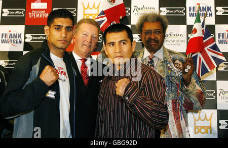 Amir Khan und Marco Antonio Barrera während der Kopf-an-Kopf-Etappe im Radisson Edwardian Hotel, Manchester. Stockfoto