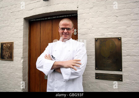 Heston Blumenthal posiert vor seinem Restaurant Fat Duck in Bray, Berkshire, für Fotografen, nachdem es heute wieder eröffnet wurde. Stockfoto