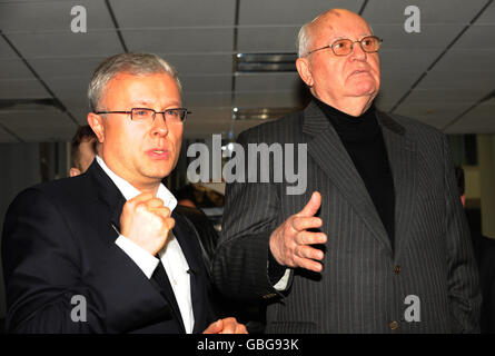 Der ehemalige sowjetische Führer Michail Gorbatschow (rechts) wendet sich an Mitarbeiter in den Büros des London Evening Standard in Kensington High Street, London, wo er von seinem Besitzer Alexander Lebedev begleitet wurde. Stockfoto