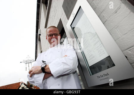 Heston Blumenthal posiert vor seinem Restaurant Fat Duck in Bray, Berkshire, für Fotografen, nachdem es heute wieder eröffnet wurde. Stockfoto