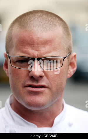 Heston Blumenthal posiert vor seinem Restaurant Fat Duck in Bray, Berkshire, für Fotografen, nachdem es heute wieder eröffnet wurde. Stockfoto