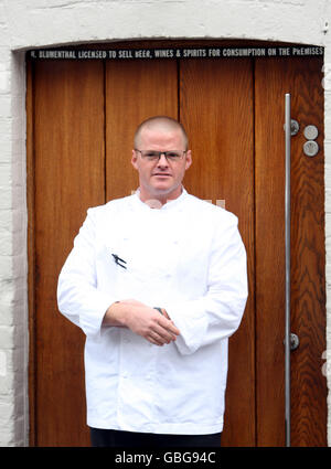 Heston Blumenthal posiert vor seinem Restaurant Fat Duck in Bray, Berkshire, für Fotografen, nachdem es heute wieder eröffnet wurde. Stockfoto