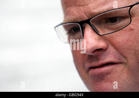 Heston Blumenthal vor seinem Fat Duck Restaurant in Bray, Berkshire, nachdem es heute wieder eröffnet wurde. Stockfoto