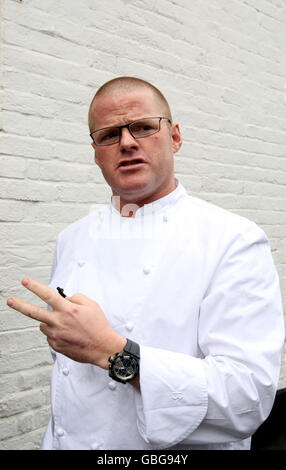 Heston Blumenthal vor seinem Fat Duck Restaurant in Bray, Berkshire, nachdem es heute wieder eröffnet wurde. Stockfoto