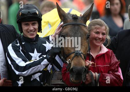 Pferderennen - Cheltenham Festival 2009 - Tag Drei - Cheltenham Rennbahn. Jockey Paddy Brennan (links), nachdem er mit Imperial Commander die Ryanair Chase gewonnen hatte. Stockfoto