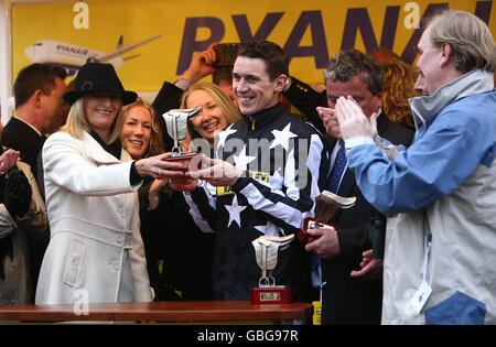 Jockey Paddy Brennan (Mitte) sammelt seine Trophäe ein, nachdem er mit Imperial Commander die Ryanair Chase gewonnen hat. Stockfoto