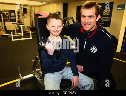 Rugby Union - Schottland Rugby Fan trifft Chris Pherson - Murrayfield. Aidan Turner trifft seinen Helden-Rugby-Spieler Chris Pherson bei einem Besuch im Murrayfield Stadium in Edinburgh. Stockfoto