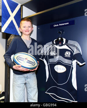 Rugby Union - Schottland Rugby Fan trifft Chris Pherson - Murrayfield. Aidan Turner trifft seinen Helden-Rugby-Spieler Chris Pherson bei einem Besuch im Murrayfield Stadium in Edinburgh. Stockfoto