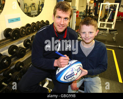 Rugby Union - Schottland Rugby Fan trifft Chris Pherson - Murrayfield. Aidan Turner trifft seinen Helden-Rugby-Spieler Chris Pherson bei einem Besuch im Murrayfield Stadium in Edinburgh. Stockfoto