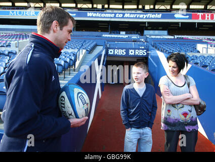 Rugby-Union - Schottland Rugby-Fan trifft Chris Paterson - Murrayfield Stockfoto