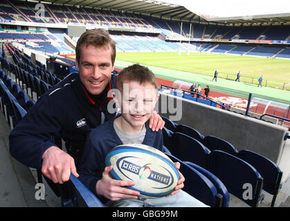 Aidan Turner trifft seinen Helden-Rugby-Spieler Chris Paterson bei einem Besuch im Murrayfield Stadium in Edinburgh. Stockfoto