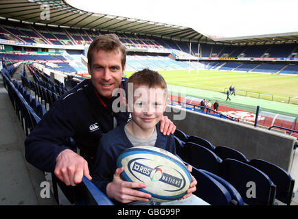 Rugby Union - Schottland Rugby Fan trifft Chris Pherson - Murrayfield. Aidan Turner trifft seinen Helden-Rugby-Spieler Chris Pherson bei einem Besuch im Murrayfield Stadium in Edinburgh. Stockfoto