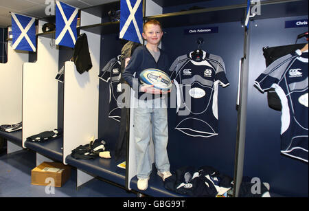 Aidan Turner trifft seinen Helden-Rugby-Spieler Chris Paterson bei einem Besuch im Murrayfield Stadium in Edinburgh. Stockfoto