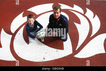 Rugby Union - Schottland Rugby Fan trifft Chris Pherson - Murrayfield. Aidan Turner (links) trifft seinen Helden-Rugby-Spieler Chris Pherson bei einem Besuch im Murrayfield Stadium in Edinburgh. Stockfoto