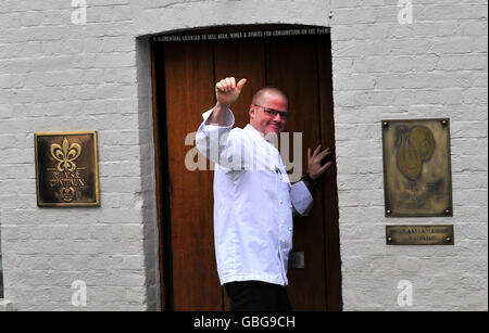 Heston Blumenthal betritt sein Fat Duck Restaurant in Bray, Berkshire, nachdem es heute wieder eröffnet wurde. Stockfoto