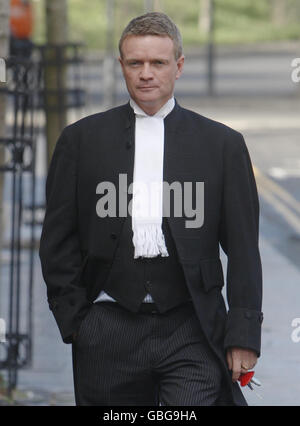 Defense QC Paul McBride trifft beim High Court in Glasgow ein, um gegen Marek Harcar zu Verfahren, der beschuldigt wird, die Geschäftsfrau Moira Jones in einem Park ermordet zu haben. Stockfoto