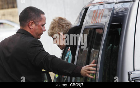 Beatrice Jones und Grant Jones, Mutter und Bruder des Mordopfers Moira Jones, treffen am High Court in Glasgow ein. Marek Harcar ging heute vor Gericht und wird beschuldigt, die Geschäftsfrau in einem Park ermordet zu haben. Stockfoto