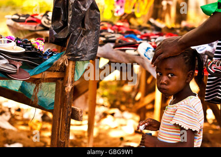 MASAI MARA, KENIA. 18. Dezember 2011: Ein junges kenianische Mädchen auf einem Markt mit ihrer Mutter in Mombasa, Kenia. Stockfoto