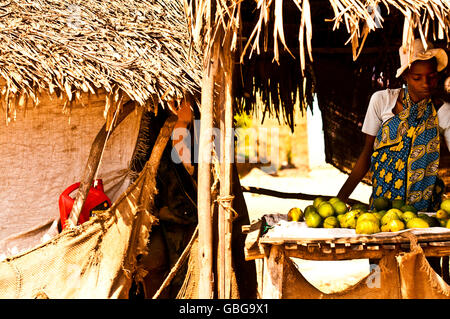 MASAI MARA, KENIA. 18. Dezember 2011: Kenianische Frau verkaufen Obst an ihrem Stand auf einem Markt in Mombasa, Kenia. Stockfoto