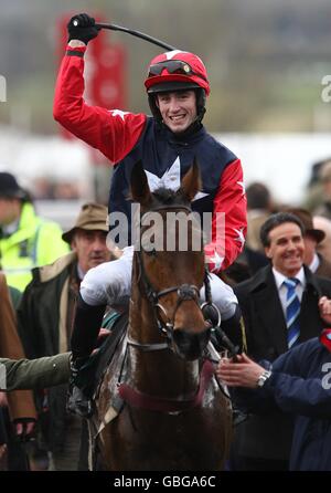 Pferderennen - Cheltenham Festival 2009 - Tag Drei - Cheltenham Rennbahn. Jockey William Biddick feiert nach dem Gewinn der Freddie Williams Festival Plate Handicap Chase mit Something Wells. Stockfoto