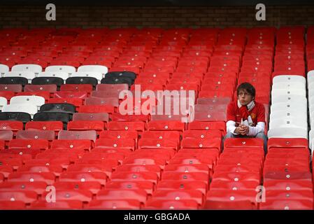 Fußball - Barclays Premier League - Manchester United / Liverpool - Old Trafford. Ein Fan von Manchester United sitzt nach dem Schlusspfiff niedergeschlagen in der Tribüne. Stockfoto