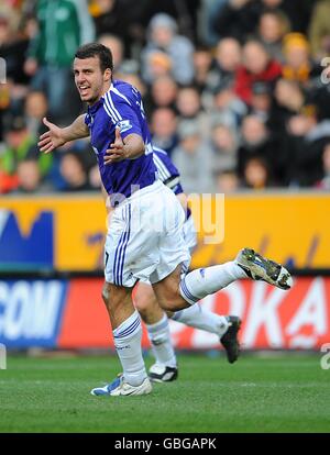 Steven Taylor (links) von Newcastle United feiert, nachdem er seine Punkte erzielt hat Seiten, die das Ziel ausgleichen Stockfoto