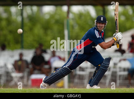 Cricket - ein-Tages-Tour-Spiel - WIPA Presidents Select gegen England - Guaracara Park. Englands Owais Shah Fledermäuse während des 1-Tages-Tour-Spiels im Guaracara Park, Pointe-a-Pierre, Trinidad. Stockfoto