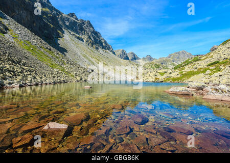 Steinen im kristallklaren Wasser der Bergsee im Sommerlandschaft der Starolesna Tal, hohen Tatra, Slowakei Stockfoto