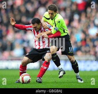 Michael Brown von Wigan Athletic und Steed Malbranque von Sunderland (links) kämpfen Für den Ball Stockfoto