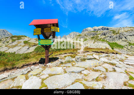 Melden Sie mit Spaziergang Zeitabstände auf Wanderweg im Starolesna-Tal, hohe Tatra Mountains National Park, Slowakei Stockfoto